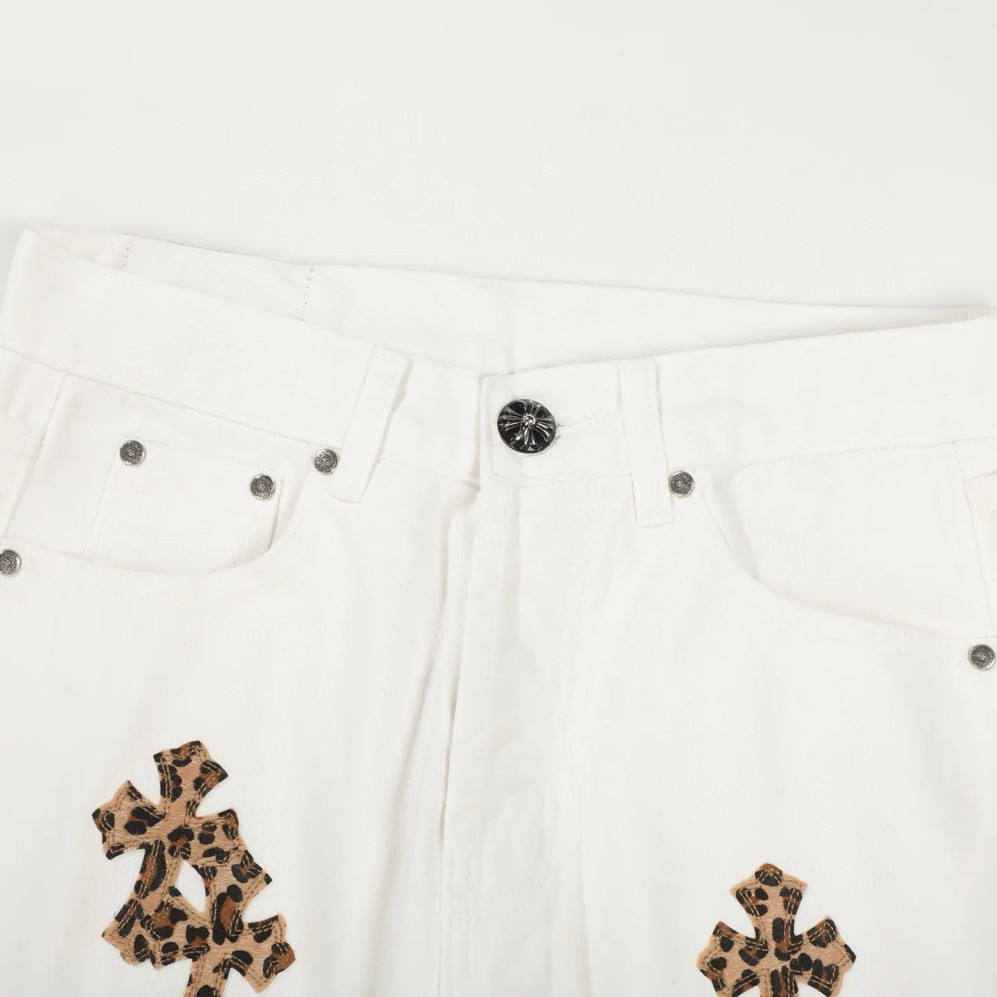 P230 💰 (Top version) Chrome Hearts/Chrome Hearts Classic white leopard print series colored leather cross washed color fabric unisex denim trousers Vibe style straight stacked god-level version Carbon fine bias denim color fabric Old vintage full set of hardware - Chrome Hearts white cow series The high version uses high-ounce custom fabrics, fermentation washing and soft color fixation, soft and thick to wear. The details are all made by hand-polished craftsmanship. Full-print jacquard fabric Unique design style. Through multiple processes to create a full retro feel. Unique niche non-contrast shirt. Customized distressed spray-painted buttons. Craftsmanship in every detail. Color: white leopard print. Size: 28-30-32-34 (corresponding to S-M-L-XL).